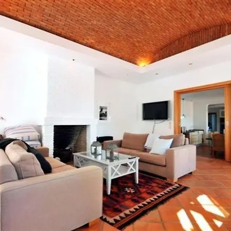 Sleeps 8 Pool Air Con Wifi