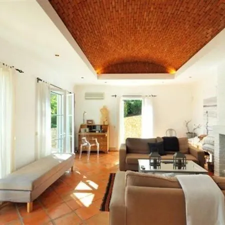 Sleeps 8 Pool Air Con Wifi