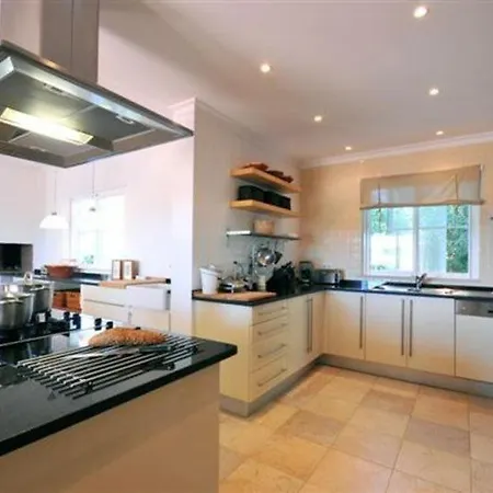 Sleeps 8 Pool Air Con Wifi فيلة