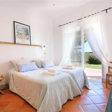 Sleeps 8 Pool Air Con Wifi